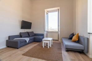 Quadrupla familiare, vista città | Una scrivania, postazione laptop, Wi-Fi gratuito