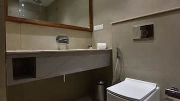 Kamar Eksekutif | Kamar mandi | Shower, shower pijat air, perlengkapan mandi desainer, dan sandal