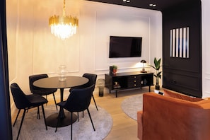 Departamento Grand | Área de sala de estar | Televisión LCD y servicios de streaming