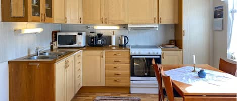Fridge, oven, stovetop, coffee/tea maker