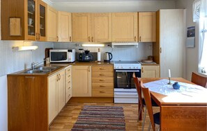Fridge, microwave, oven, stovetop - 4 bedroom gorgeous home in Valldal (Valldal)