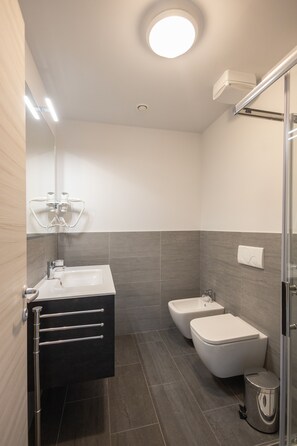 Dusj, hårføner, bidé og håndklær