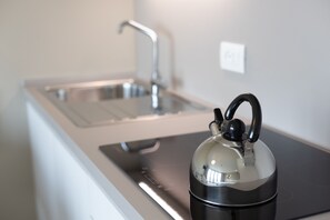 Réfrigérateur, batterie de cuisine, vaisselle et ustensiles