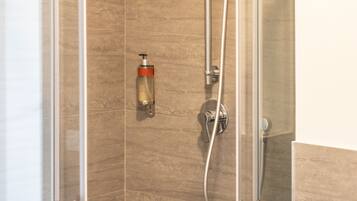 Regadera, secadora de cabello, bidet, toallas