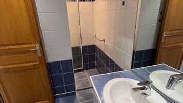 Douche, sĂšche-cheveux, serviettes fournies, papier toilette