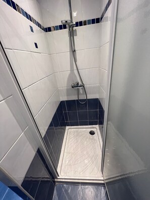 Dusj, hårføner, håndklær og toalettpapir