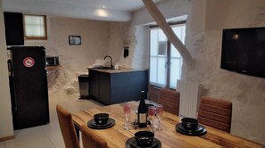 Dining - "Les Remparts " cosy relaxing house in quiet village  (Caudies de Fenouilledes)