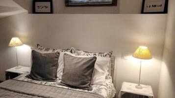 1 habitación, tabla de planchar con plancha y cuna de viaje