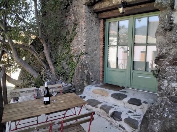 Outdoor dining - "Les Remparts " cosy relaxing house in quiet village  (Caudies de Fenouilledes)