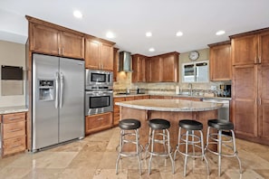 Refrigerador, microondas, horno, placa de cocina