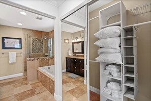 Een douche, handdoeken, shampoo