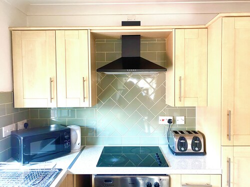 Spacious well located apartment steps away from the scenic Alexandra Park.