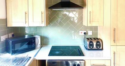 Spacious well located apartment steps away from the scenic Alexandra Park.