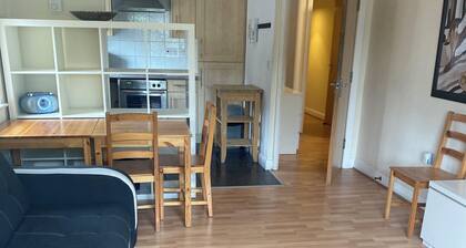 Spacious well located apartment steps away from the scenic Alexandra Park.