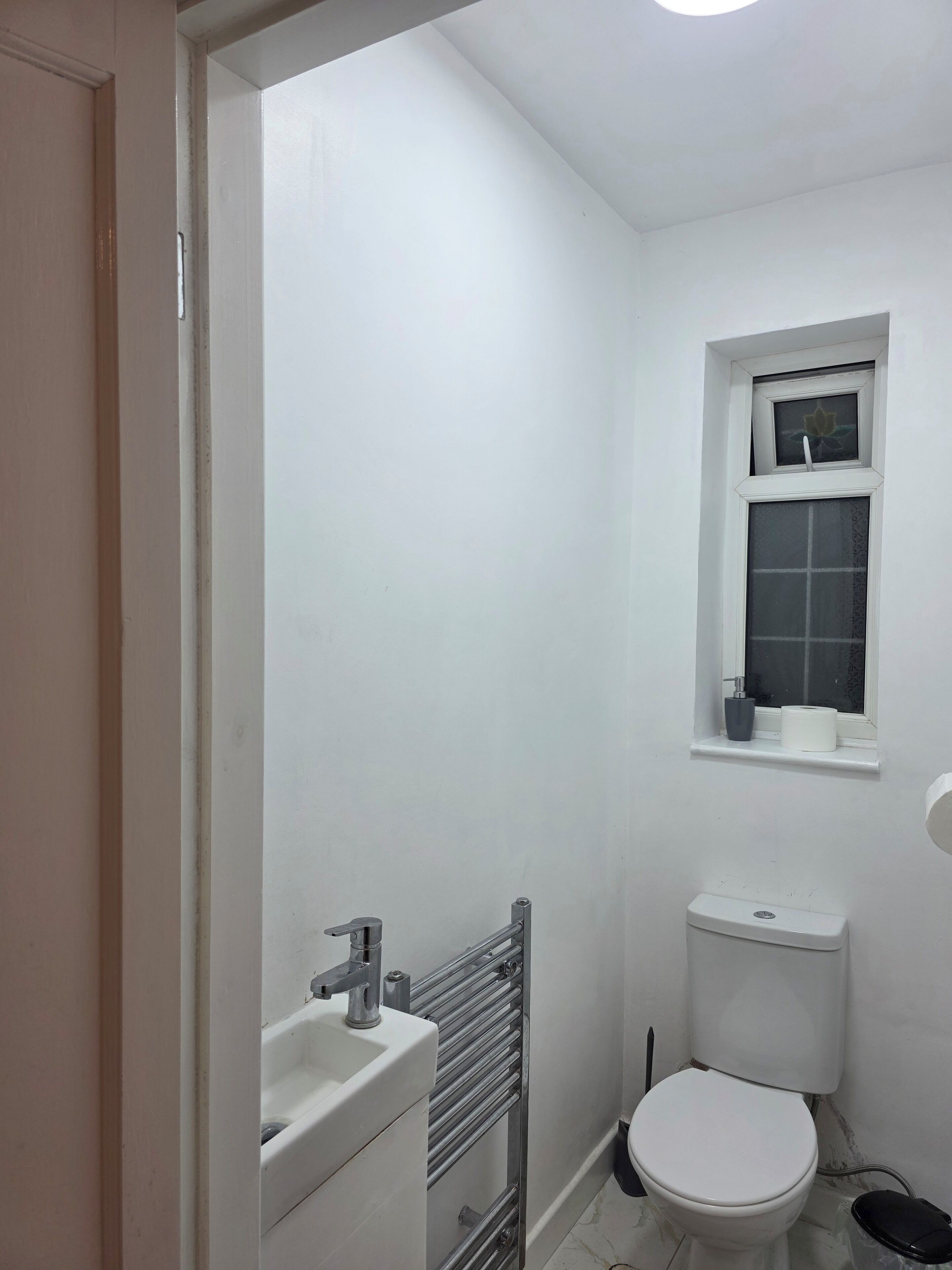 Standard Double Room - Shared | バスルーム | シャワー、バスアメニティ (無料)、ヘアドライヤー、タオル