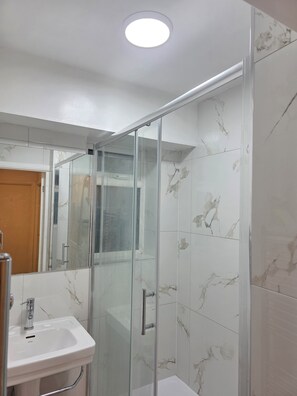Standard Double Room - Shared | Bathroom | Shower, free toiletries, hair dryer, towels - Baraka House Royal Victoria London by OYO (London)
