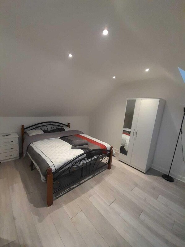 Deluxe Double Room with shower | アイロン / アイロン台