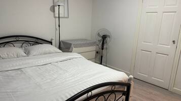 Compact Double Room | アイロン / アイロン台