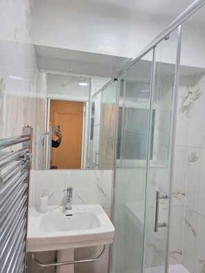 Standard Double Room - Shared | Bad | Dusj, toalettartikler (inkludert), hårføner og håndklær