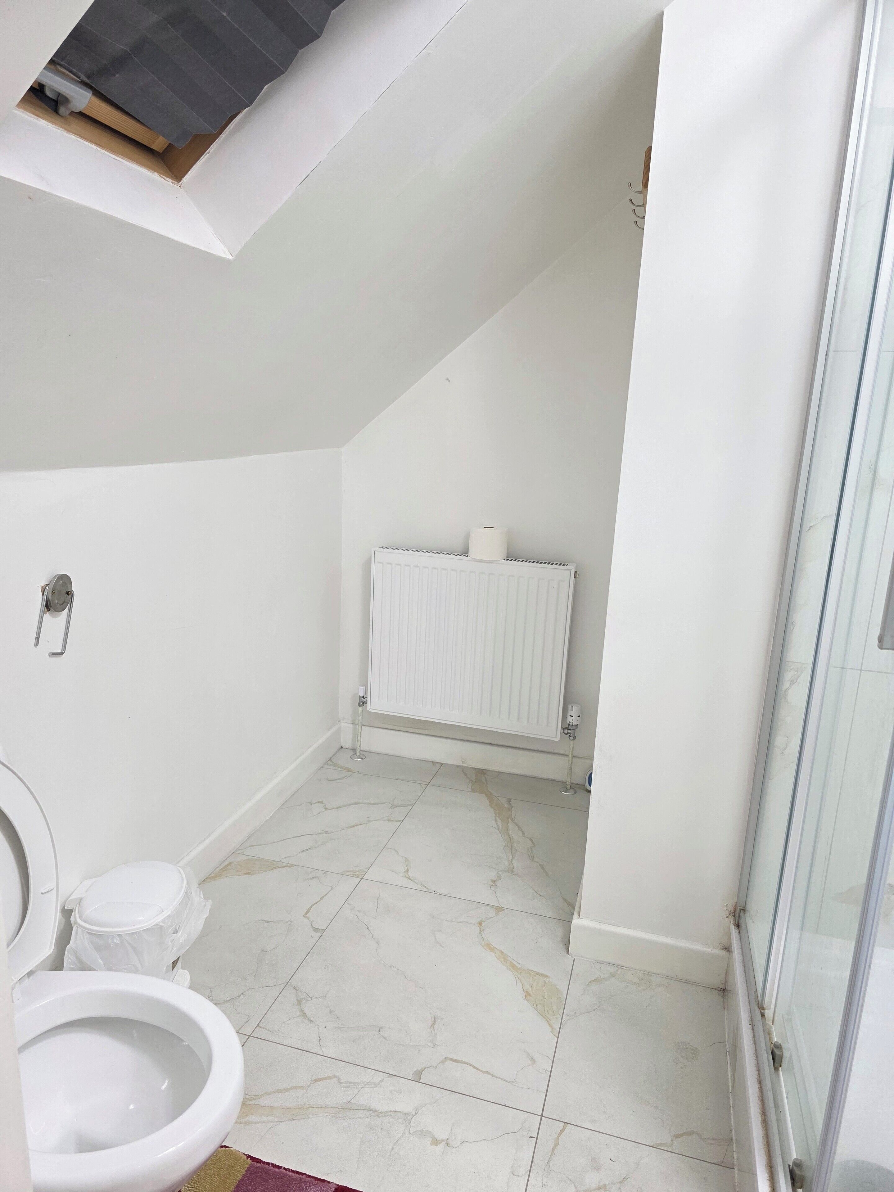 Deluxe tweepersoonskamer | Badkamer | Een douche, gratis toiletartikelen, een haardroger, handdoeken