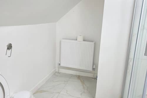 Habitación doble Deluxe | Baño | Regadera, amenidades de baño gratuitas, secadora de cabello, toallas
