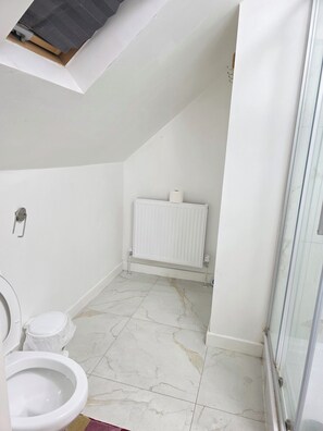 Deluxe Double Room | Bathroom | Shower, free toiletries, hair dryer, towels - Baraka House Royal Victoria London by OYO (London)