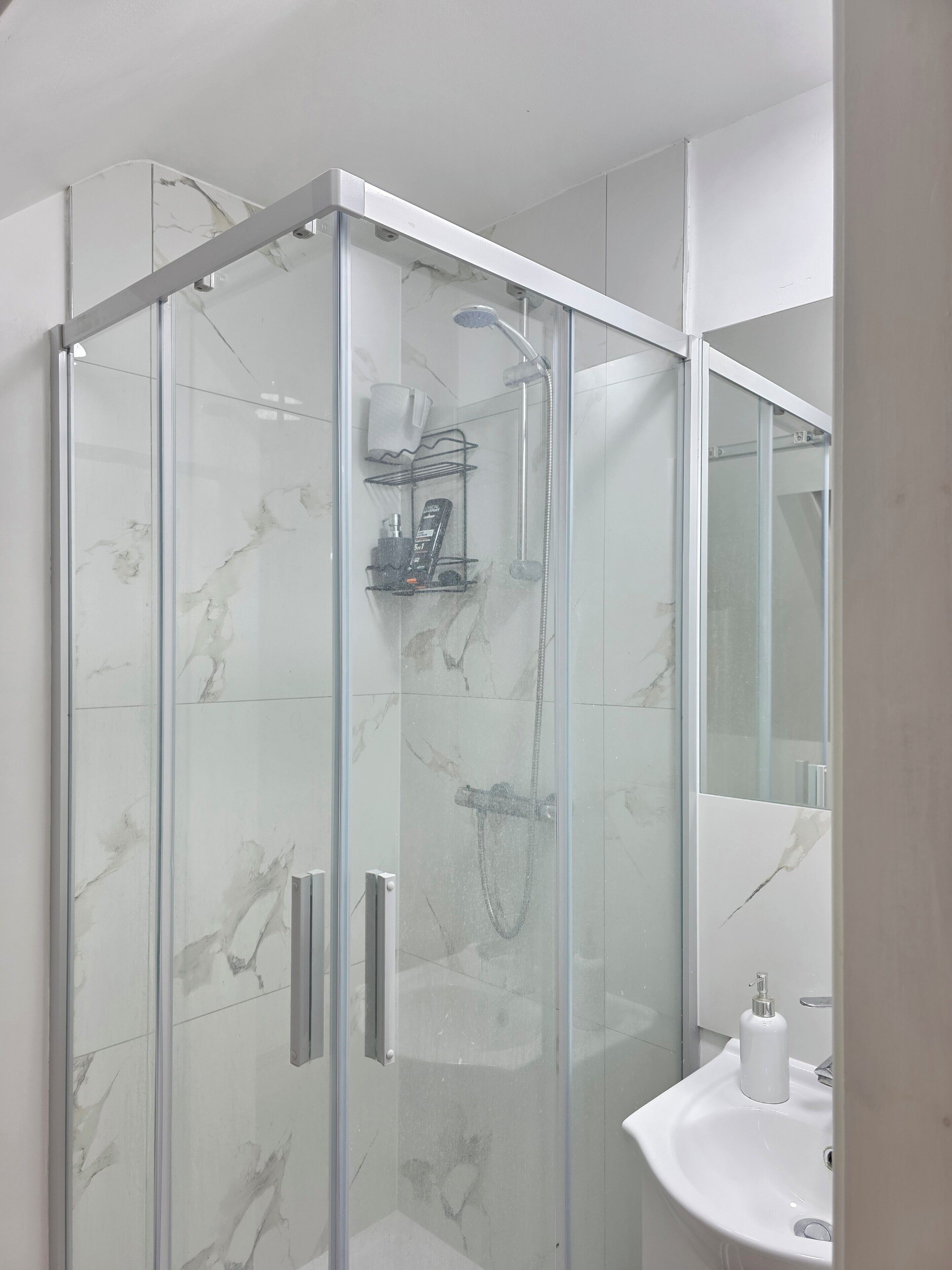 デラックス ダブルルーム | バスルーム | シャワー、バスアメニティ (無料)、ヘアドライヤー、タオル