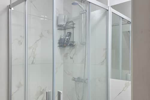 Habitación doble Deluxe | Baño | Regadera, amenidades de baño gratuitas, secadora de cabello, toallas