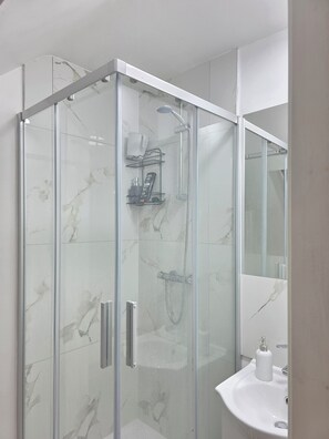 Deluxe-dobbeltværelse | Badeværelse | Bruser, gratis toiletartikler, hårtørrer, håndklæder