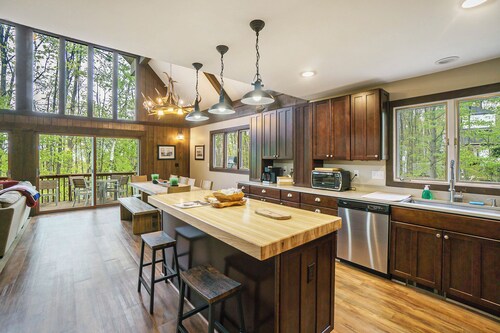 The Quack Shack - Spacious 5BR | 9 Beds | Sleeps 14 | Retreat | Game Room, Pool & Hot Tub Access