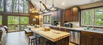 The Quack Shack - Spacious 5BR | 9 Beds | Sleeps 14 | Retreat | Game Room, Pool & Hot Tub Access