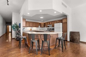 Fridge, microwave, oven, stovetop - Loft above the Villager Pub with Round Lake marina sunsets — walk Bridge St + East Park. (Charlevoix)