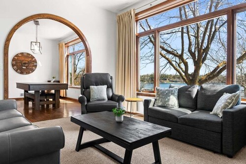 Loft above the Villager Pub with Round Lake marina sunsets — walk Bridge St + East Park.