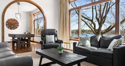Loft above the Villager Pub with Round Lake marina sunsets — walk Bridge St + East Park.