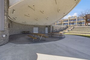 Outdoor dining - Loft above the Villager Pub with Round Lake marina sunsets — walk Bridge St + East Park. (Charlevoix)