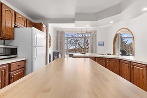 Fridge, microwave, oven, stovetop - Loft above the Villager Pub with Round Lake marina sunsets — walk Bridge St + East Park. (Charlevoix)