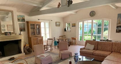 Charming House in the center of les Portes en RĂ©