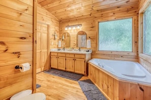 Shower, hair dryer, towels, shampoo - Waldhaus- Great Deal!  View, Pet Friendly, Hot Tub (Blue Ridge)