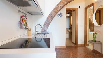 Frigorifero, piano cottura, pentole/stoviglie/utensili