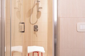 Douche, sèche-cheveux, bidet, serviettes fournies