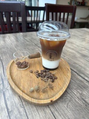 Frokost med lokale retter er inkludert hver dag