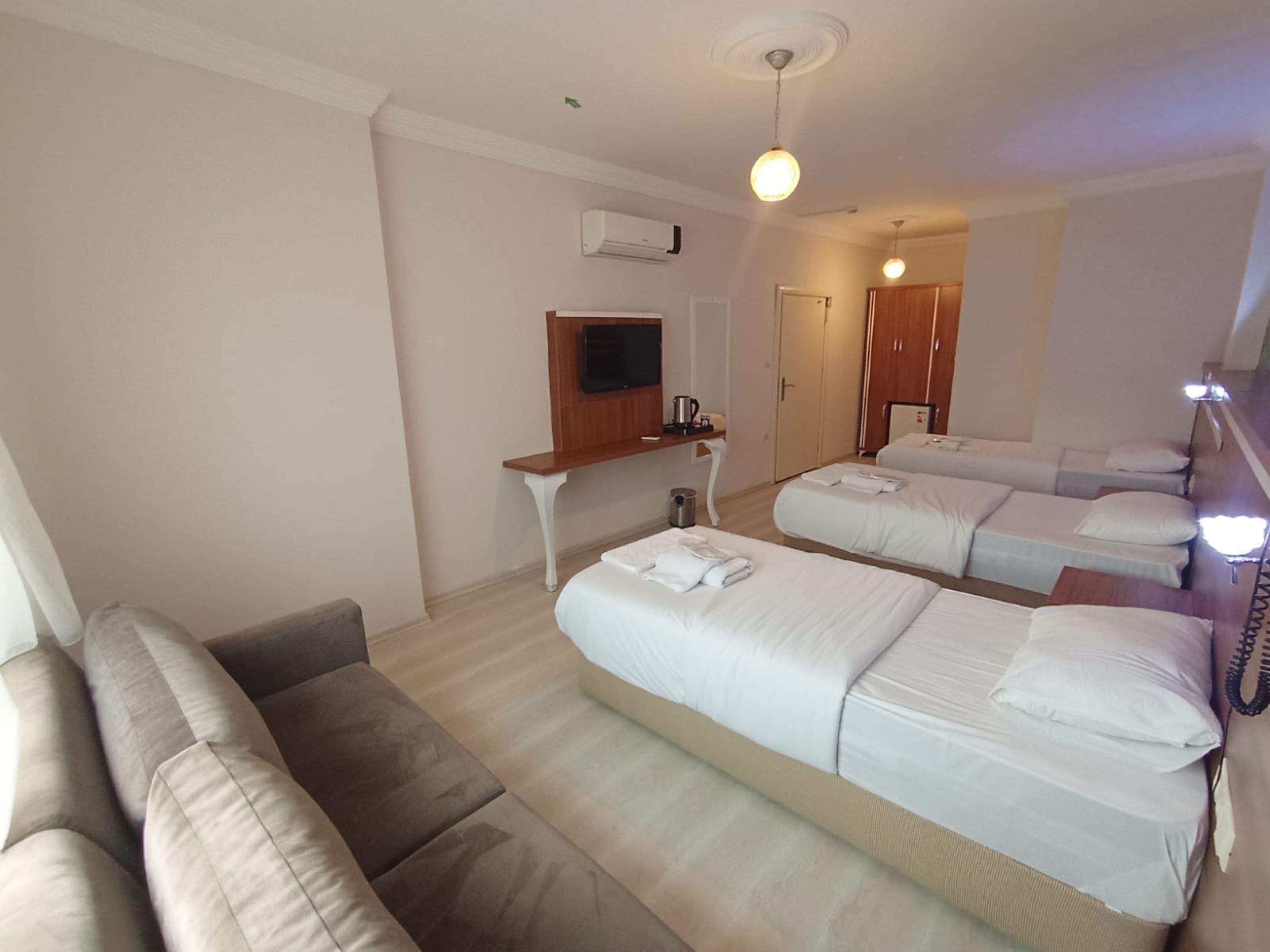 Economy Triple Room | Desk, free WiFi