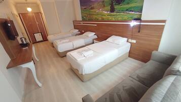 Economy Triple Room | Desk, free WiFi