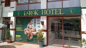 En hotelindgang med et stort skilt, der viser "LAROK HOTEL".