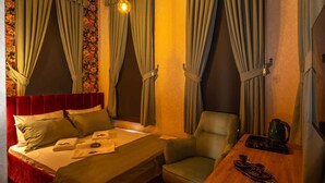 A hotel room with a bed, a chair, a table, and curtains. - Araz White House (Mudanya)