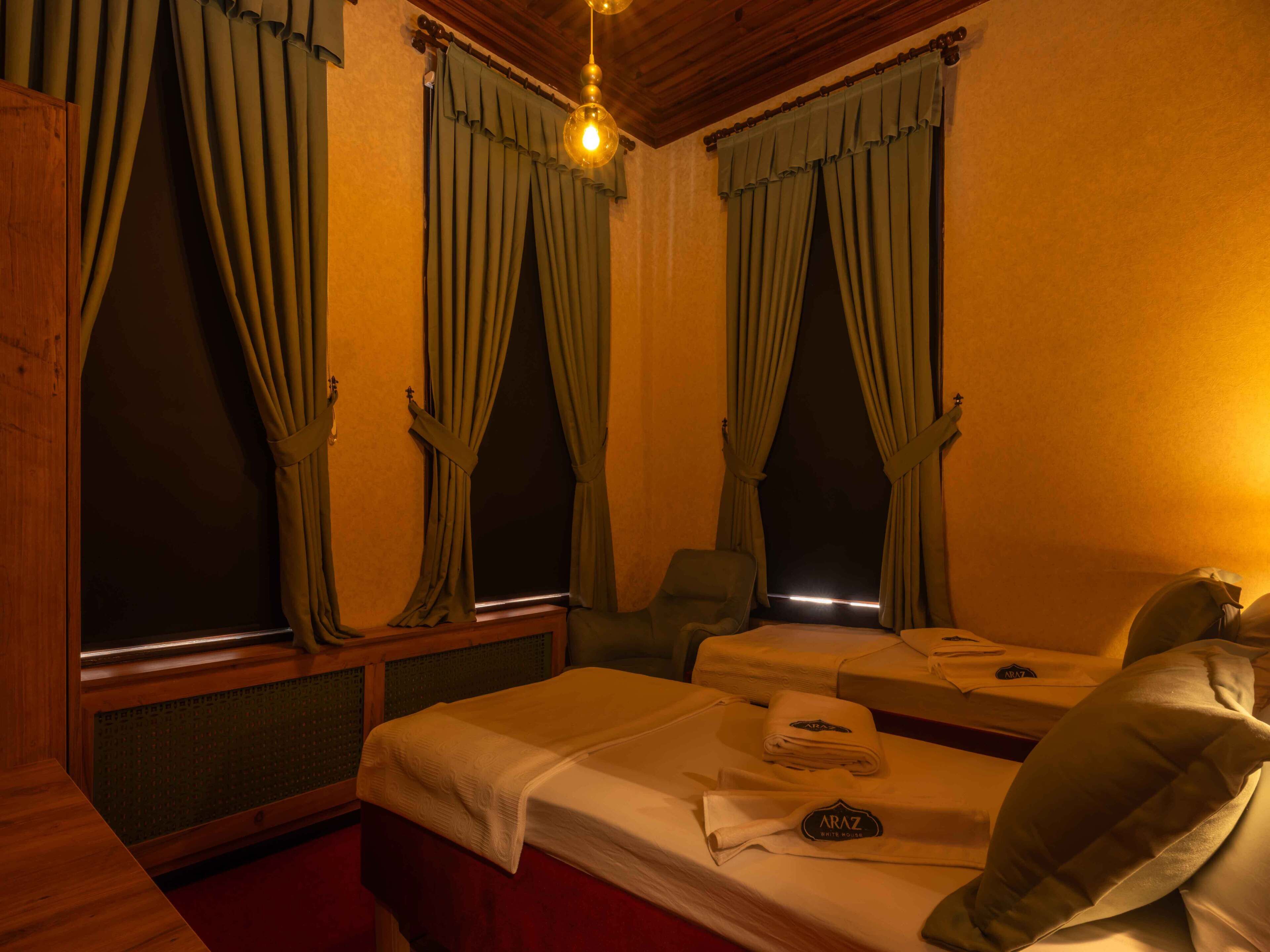 Family Twin Room | Desk, laptop workspace, free WiFi, bed sheets