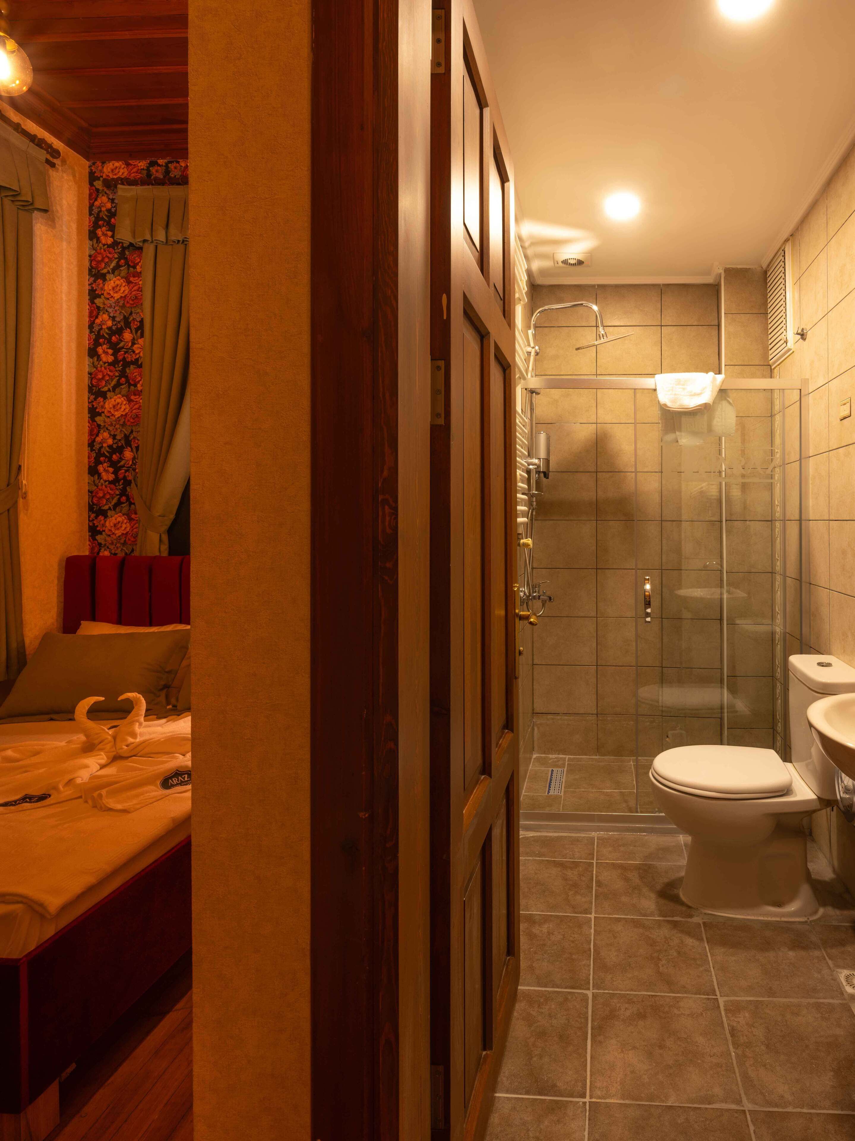 Basic-Doppelzimmer, 1 Doppelbett, Nichtraucher | Badezimmer | Dusche, Haartrockner, Bademäntel, Hausschuhe