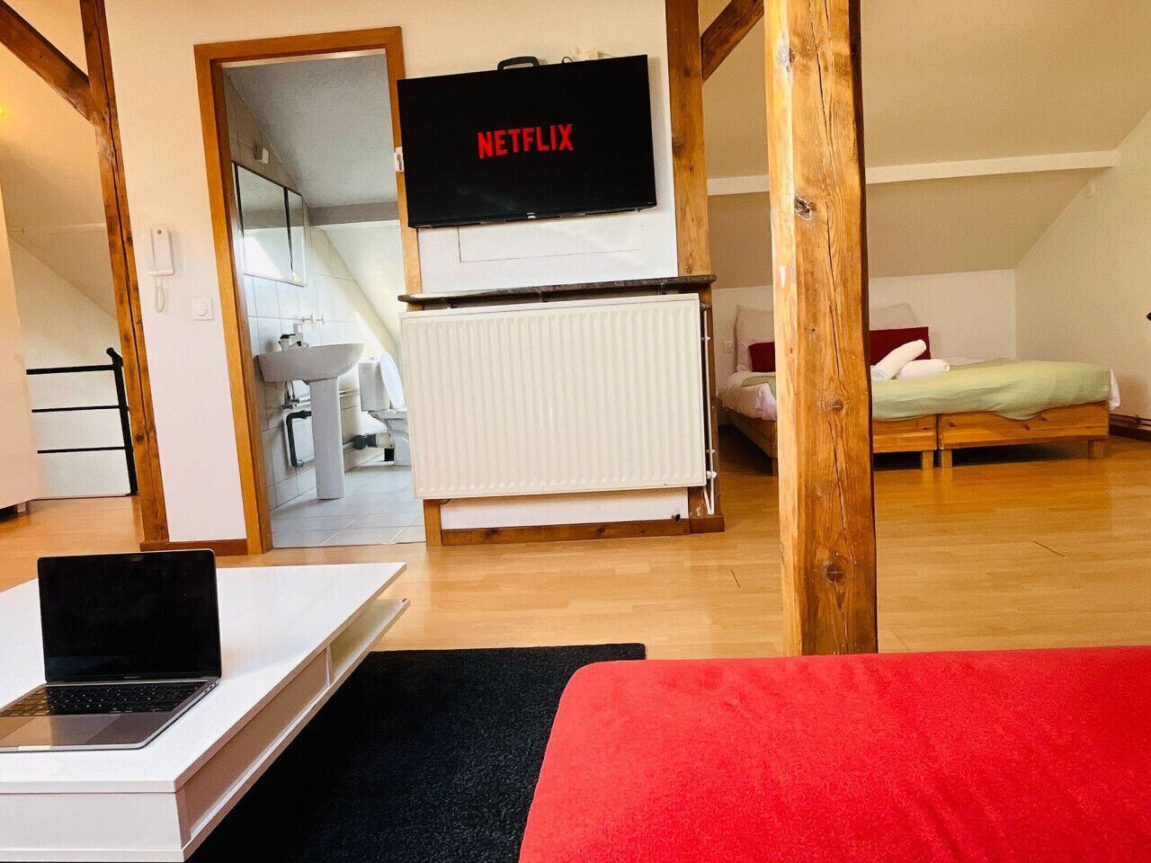 办公桌、旅行婴儿床、WiFi