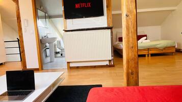 Una scrivania, culla da viaggio, Wi-Fi