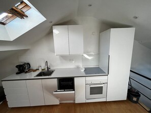 Fridge, coffee/tea maker, cookware/dishes/utensils, dining tables - Work`n`Sleep Mulhouse (Mulhouse)